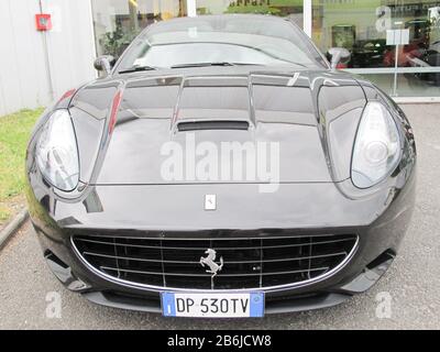 Bordeaux , Aquitaine / France - 11 07 2019 : Ferrari GTC4 Lusso avant de italia dans la rue concession Banque D'Images