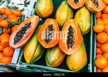 Papaye en tranches et autres fruits exotiques au comptoir du marché de la rue Banque D'Images