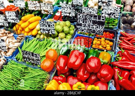 Marché de légumes avec appétissant doux poivron rouge et d'autres cultures avec des étiquettes de prix sur le comptoir Banque D'Images