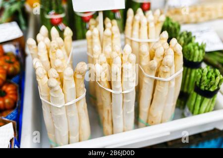 Beaucoup d'asperges fraîches en vente sur le marché écologique de la nourriture agricole Banque D'Images