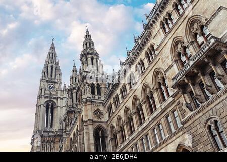 Édifice gothique de Vienne, monument historique Hôtel de ville ou en allemand : Wiener Rathaus au début du printemps. Banque D'Images