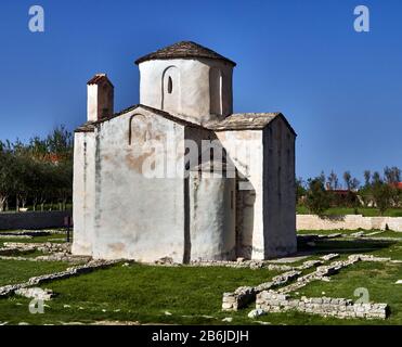 NIN, province de Dalmatie, Croatie, Église de Sainte-Croix, Nin est une adorable ville fortifiée, sur une île au milieu d'un lagon, pendant l'époque romaine, Nin était une importante municipalité et port maritime. Arrivée de Croates au VIIe siècle Nin est devenu leur premier centre politique et ville royale. Banque D'Images