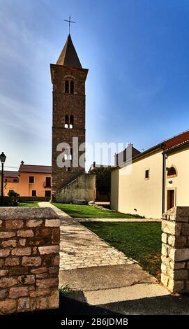 NIN, province de Dalmatie, Croatie, bâtiment de beffroi fait de pierre par l'église paroissiale de St Anselms, Nin est une adorable ville fortifiée, sur une île au milieu d'un lagon, pendant l'époque romaine, Nin était une importante municipalité et port de mer. Arrivée de Croates au VIIe siècle Nin est devenu leur premier centre politique et ville royale. Banque D'Images