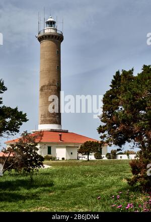 Dugii Otok Island, province de Dalmatie, Croatie, phare de Veli Rat est un phare actif sur l'île croate de Dugi Otok, la maison de gardien d'un seul étage est construite autour de la base de la tour de maçonnerie de 36 m, Doté d'une lanterne blanche et d'une galerie unique, à une hauteur de 41 m au-dessus de la mer, la lumière a une portée de 22 milles marins et se compose de deux flashs de lumière blanche toutes les douze secondes Banque D'Images