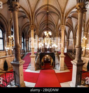 Vienne, AUTRICHE - 23 MARS 2017 : escalier de l'hôtel de ville de Vienne ou du Rathaus, vue panoramique à l'intérieur du monument Banque D'Images