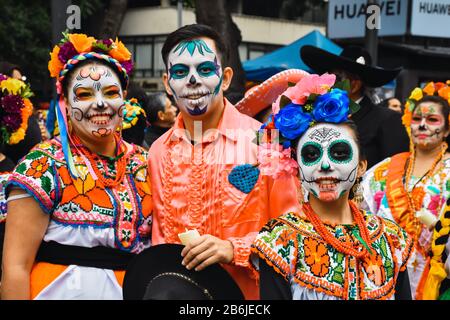 Mexico, Mexique, ; 26 octobre 2019 : jour des morts, les gens déguisés pendant le défilé des morts Banque D'Images