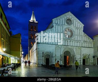 Zadar, province de Dalmatie, Croatie, dans la nuit, la façade principale de la cathédrale est située sur la petite place Trg Svete Stošije. La cathédrale est dédiée à Saint Anastasia et son intérieur est préservé ses reliques. Il a été fondé par les Byzantins au IXe siècle mais reconstruit entre les XIIe et XIVe siècles. Dans son architecture sont des éléments romanes et gothiques mixtes comme vous pouvez le voir dans les deux rosettes qui décorent sa façade, romane avec le plus grand diamètre et gothique le plus petit. Banque D'Images