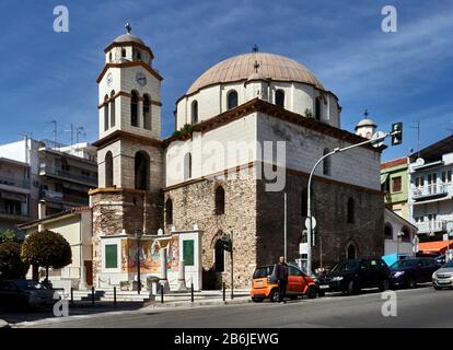 Kavala, Macédoine-Orientale, Mer Egéé, Grèce, le bâtiment de l'église de Saint Nikolaos a été érigé au milieu du XVIe siècle et a fonctionné comme une mosquée avec le nom d'Ibrahim Pasha, qui en 1530 avait été le vezir et le beau-frère du Sultan Suleiman le magnifique. C'était la principale mosquée de la vieille ville de Kavala, elle fut transformée en église vers 1926, et en 1945 elle fut consacrée et nommée d'après le patron de la mer, Saint Nicolas (Agios Nikolaos). Banque D'Images