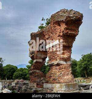 Kavala, Macédoine orientale, Mer Egéé, Grèce, détail de l'imposante basilique à côté du Forum et de ses piliers gigantesques, le site archéologique le plus important de l'est de la Macédoine, avec des monuments caractéristiques des périodes hellénistiques, romaines et chrétiennes précoces. L'histoire du site de Philippi commence en 360/359 av. J.-C. lorsque les colons de Thasos ont fondé la première ville, appelée Krenides. Banque D'Images