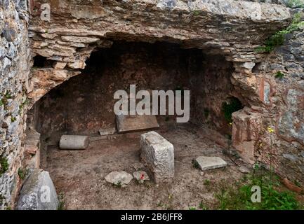 Kavala, Macédoine orientale, Mer Egéé, Grèce, les ruines de la prison de Saint Paul, l' ( Apôtre des Païens.) dans l'imposant Forum, le site archéologique le plus important de l'est de la Macédoine, avec des monuments caractéristiques des périodes hellénistiques, romaines et chrétiennes précoces. L'histoire du site de Philippi commence en 360/359 av. J.-C. lorsque les colons de Thasos ont fondé la première ville, appelée Krenides. Banque D'Images