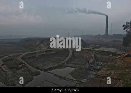 Le champ de brique produit de la fumée blanche de sa cheminée à Khulna Bangladesh. Le pays est confronté à d'énormes problèmes de pollution atmosphérique et de danger pour la santé. Banque D'Images