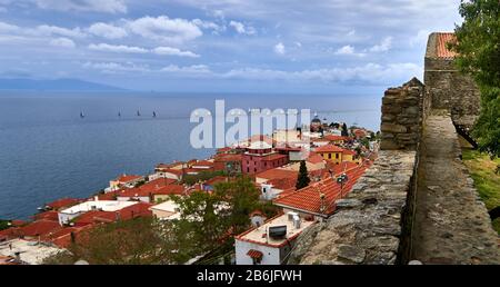 Kavala, Macédoine orientale, Mer Egéé, Grèce, vue sur la mer Egée et ses voiliers de la forteresse byzantine du port de Kavala Banque D'Images