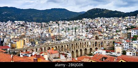 Kavala, Macédoine orientale, Mer Egéé, Grèce, de la forteresse byzantine vue sur l'aqueduc romain (Kamares) et la ville de Kavala, il se compose de 60 arches de quatre tailles différentes et d'une hauteur maximale de 52 M. et il a été reconstruit en 1550 par Suleiman le magnifique Banque D'Images