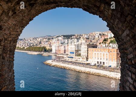 Rue Partenope dans la baie de Naples. Vue sur le front de mer depuis le château des œufs, Castel dell'ovo, Naples, Campanie, Italie. Banque D'Images