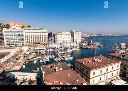 Rue Partenope dans la baie de Naples. Vue sur le front de mer depuis le château des œufs, Castel dell'ovo, Naples, Campanie, Italie. Banque D'Images