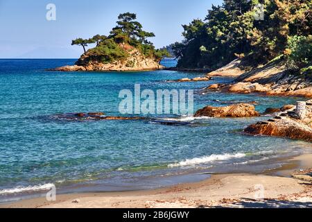 Thassos Island, Grèce, Europe, vue panoramique sur la plage de Makryammos et sa petite île Thassos est une île grecque dans le nord de la mer Égée, près de la côte de Thrace. C'est l'île la plus au nord de la Grèce, et la 12ème plus grande par région. Thassos est aussi le nom de la plus grande ville de l'île, plus connue sous le nom de Limenas, capitale de Thassos, située au nord, en face du continent. Banque D'Images