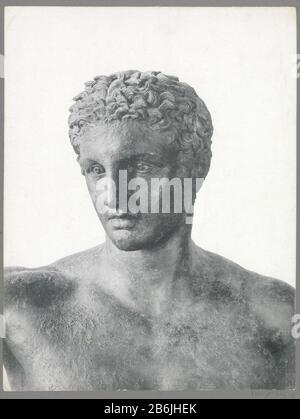 Partie d'une ancienne statue de bronze d'un jeune homme (haut et avant), probablement dans un musée à Athènes partie de Voyage Album avec des photos de vu où: Conditions en Grèce et Egypte. Fabricant : Photographe: Fabrication anonyme de lieux: Athènes Date: C. oute2 - caractéristiques ou 1905 physique: Photocopieuse technique: Papier technique: Mesure de la pression lumineuse: Photo: H 290 mm × W 220 mm Objet: Jeune, adolescentmonument, statue où athènes Banque D'Images