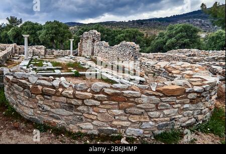 Thassos Island, , Grèce, Europe, il est dit que pendant l'antiquité, c'était le royaume d'Aliki qui avait une grande population et un grand port.pendant le VIIe siècle avant J.-C. de plus, l'ancienne dorp est de grand intérêt archéologique.sur le point le plus haut, Il y a les restes de deux basiliques paléochrétiens du 5ème siècle, Alykes est une péninsule d'intrrest archéologique Banque D'Images