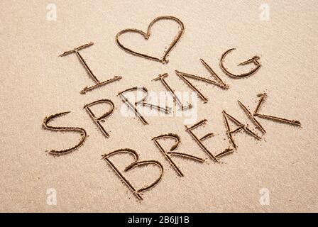 J'aime le message de vacances de printemps manuscrit sur la plage avec un coeur dessiné dans le sable lisse Banque D'Images