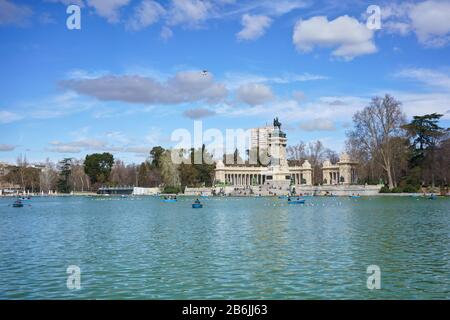 Parc Retiro dans la ville de Madrid, Espagne. Estanque del Retiro, l'Étang Retiro avec le monument du roi Alfonso XII Banque D'Images