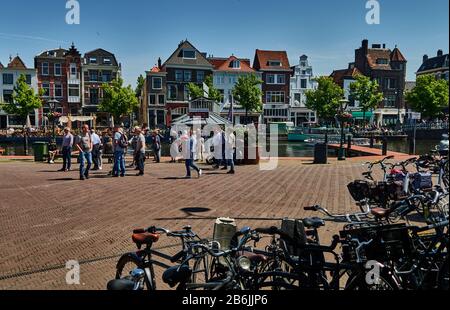 Ville de Leiden, province de Hollande-Méridionale, Pays-Bas, Europe, les gens se détendent le long du canal de Galgewater dans le cénèf historique de Leiden., la cité de Leiden est connue pour son architecture laïque, ses canaux, son université de 1590, le nativitde Rembrand, la ville où a fleuri le premier bulbe de tulipe en Europe au XVIe siècle Banque D'Images