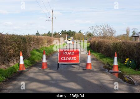 Panneau route fermée avec cônes de signalisation sur la route de campagne. Perry Green, Beaucoup Hadham, Hertfordshire. ROYAUME-UNI Banque D'Images