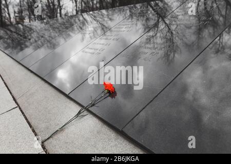 25 AVRIL 2018, UFA, RUSSIE : gros plan sur les fleurs du monument commémoratif de la seconde Guerre mondiale Banque D'Images