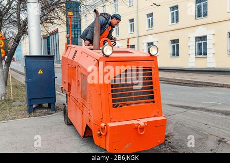 25 AVRIL 2018, UFA, RUSSIE : la machine de travaux routiers retire l'ancien pavé bitumineux Banque D'Images