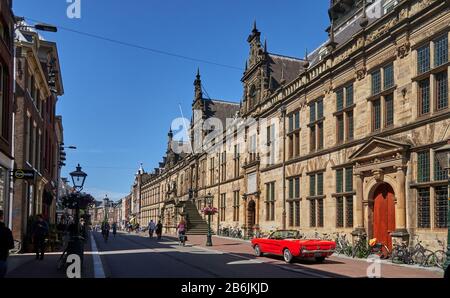 Ville de Leiden, province de Hollande-Méridionale, Pays-Bas, Europe - l'entrée monumentale de l'Hôtel de ville de Leiden avec son double escalier ce parof de l'hôtel de ville est situé à la Breestraat et a la façade originale qui a été construit en 1600. , la cité de Leiden est connue pour son architecture laïque, ses canaux, son université de 1590, le nativitof Rembrand, la ville où a fleuri le premier bulde tulipe en Europe au XVIe siècle Banque D'Images