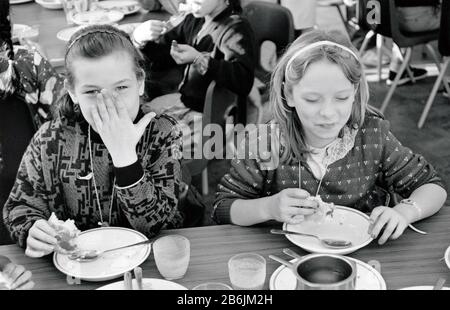 Dîner de l'école primaire Stanley School, Nottingham UK 1986 Banque D'Images