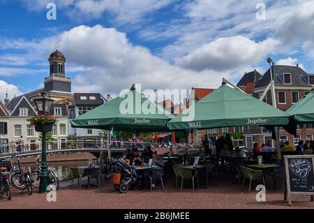 Ville de Leiden, province de Hollande-Méridionale, Pays-Bas, Europe, le steeple des invertébrés et vue depuis le quai Aalmarkt dans la vieille ville. La cité de Leiden est connue pour son architecture laïque, ses canaux, son université de 1590, le nativitde Rembrand, la ville où a fleuri le premier bulde tulipe en Europe au XVIe siècle Banque D'Images