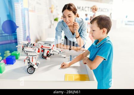 21 AOÛT 2017, ULTRA MALL, UFA, RUSSIE : le professeur enseigne à son élève les bases de la robotique et DE L'INFORMATIQUE Banque D'Images