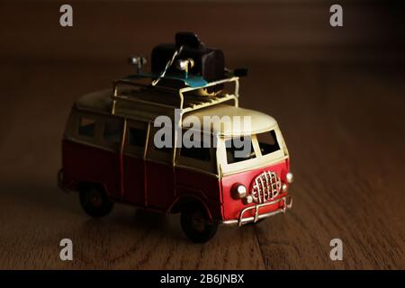 Vintage rétro rouge et blanc en métal jouet voiture gros plan macro Banque D'Images