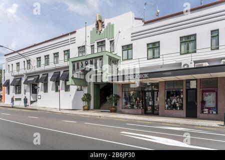 Napier, NOUVELLE-ZÉLANDE - 11 novembre 2019: Paysage urbain avec couvert historique pittoresque de 30 ans de bâtiment commercial sur la rue centrale, sho Banque D'Images