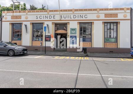 Napier, NOUVELLE-ZÉLANDE - 11 novembre 2019: Paysage urbain avec décor 30 du pittoresque bâtiment historique déco commercial d'un étage sur la rue centrale, sh Banque D'Images