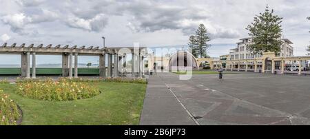 Napier, NOUVELLE-ZÉLANDE - 11 novembre 2019: Paysage urbain avec théâtre extérieur 'Coundshell' et sa place en bord de mer à la pittoresque litt historique de 30 ans Banque D'Images