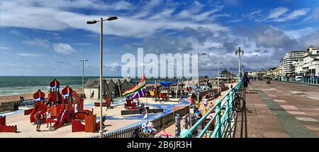 Royaume-Uni, East Sussex, côte sud de l'Angleterre, Ville de Brighton et Hove, photo montrant la promenade et la plage de Brighton une journée ensoleillée, avec des touristes marchant le long de la plage et de l'aire de jeux , Brighton est situé sur la côte sud de l'Angleterre et fait partie de la municipalité de la ville de Brighton et Hove, l'emplacement de Brighton en a fait une destination populaire pour les touristes, et est la destination balnéaire la plus populaire au Royaume-Uni pour les touristes outre-mer, A également été appelée « ville la plus hippeuse » du Royaume-Uni Banque D'Images