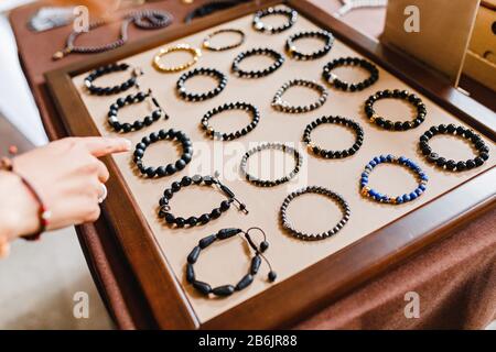 Bracelets en perles faits main à vendre à la bijouterie Banque D'Images