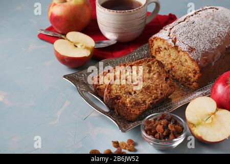 Muffin maison avec semoule, pommes et raisins secs sur un plateau en métal sur un fond bleu clair, espace de copie Banque D'Images