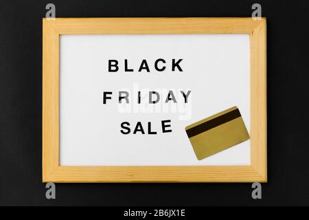 concept commercial et marketing - carte magnétique blanche avec mots de vente de vendredi noir et carte de crédit Banque D'Images