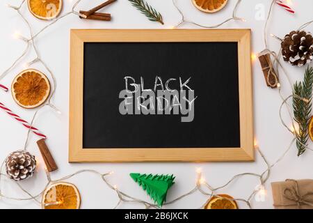 achat en ligne, vente et marketing concept - tableau noir de craie avec des mots de vendredi noir et des décorations de noël sur table Banque D'Images