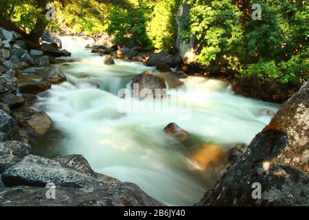 Ruisseau Tenaya ensoleillé et fluide dans la forêt près du lac Mirror. Parc National De Yosemite, Californie. - cascade en aval du ruisseau Banque D'Images