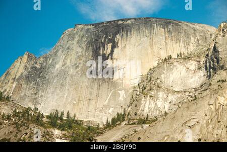 Vue rapprochée De La Montagne Half Dome depuis le sentier du lac Mirror. C'est une formation de roche bien connue dans le parc national de Yosemite, nommé pour sa distinc Banque D'Images