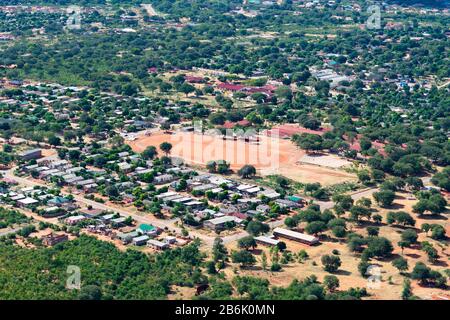 Vue aérienne de Victoria Falls City, Zimbabwe, dans le district de Matabeleland North Province de Hwange en Afrique. Ville avec petites maisons, école et terrain de sport Banque D'Images