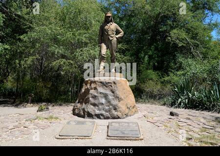 Statue de David Livingstone près des chutes. Il était médecin écossais, congrégationaliste, et missionnaire chrétien pionnier qui a découvert les chutes. Banque D'Images