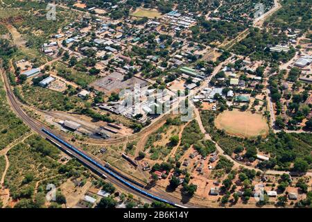 Victoria Falls City, Zimbabwe dans la province du Nord de Matabeleland. Petite ville africaine avec environ 33,000 habitants. Vue aérienne de la ville en Afrique. Banque D'Images