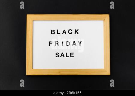 concept commercial et marketing - planche magnétique blanche avec mots de vente de vendredi noir Banque D'Images