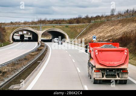 Gros camion-benne industrielle sur route asphaltée, vue arrière, concept de transport industriel Banque D'Images