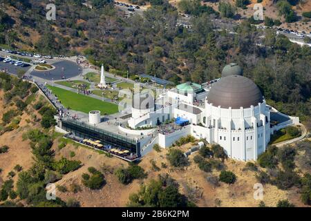 Vue aérienne de l'Observatoire de Griffith à Los Angeles. Attraction touristique avec un éventail d'expositions spatiales et scientifiques. Architecture de renaissance grecque Banque D'Images