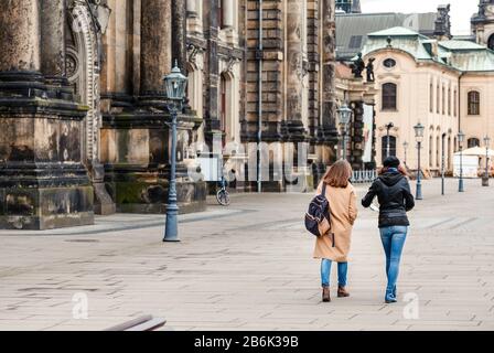 Deux femmes marchant ensemble à Dresde, en Allemagne. Voyage avec des amis concept Banque D'Images